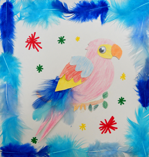 Bricolage perroquet avec des plumes